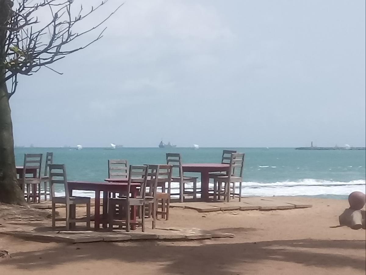 罗宾逊海滨酒店 洛美 外观 照片